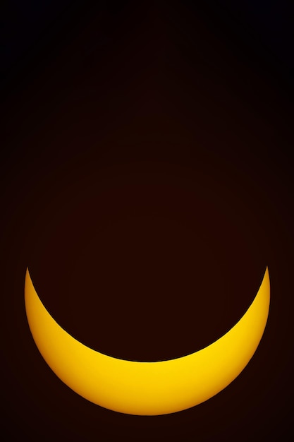 Eclissi solare parziale la vista degli elementi solari di questa immagine fornita dalla NASA