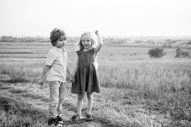 Eco ecologia vivente concetto bambino toddler età terra giorno primavera o estate per i bambini sul ranc