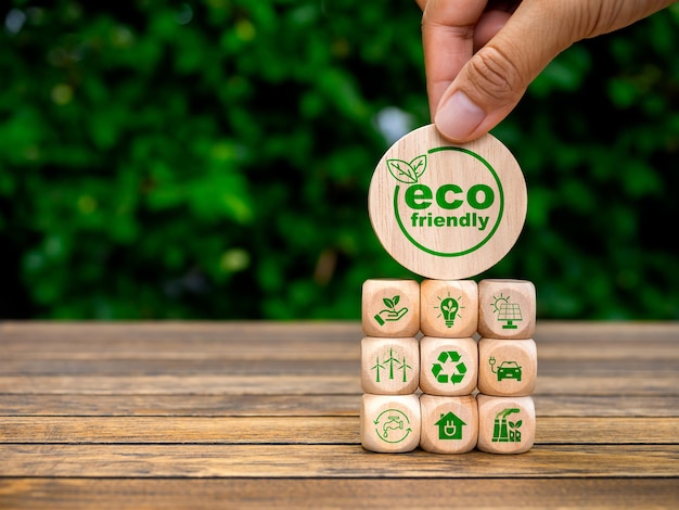 Eco-friendly riscaldamento globale netto zero riduzione di anidride carbonica salvare la terra concetti eco-friendly icona in mano umana messo su blocchi di cubo di legno impilato con simboli di riciclaggio e energie rinnovabili