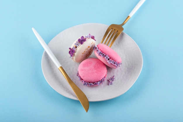 Eco macaron con fiori ad alto angolo