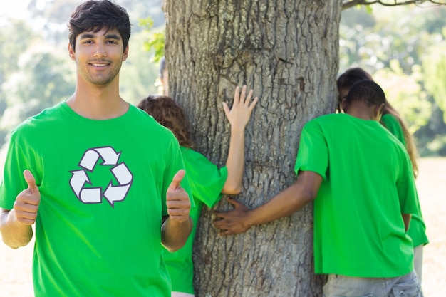 Ecologista che gesturing i pollici su in parco