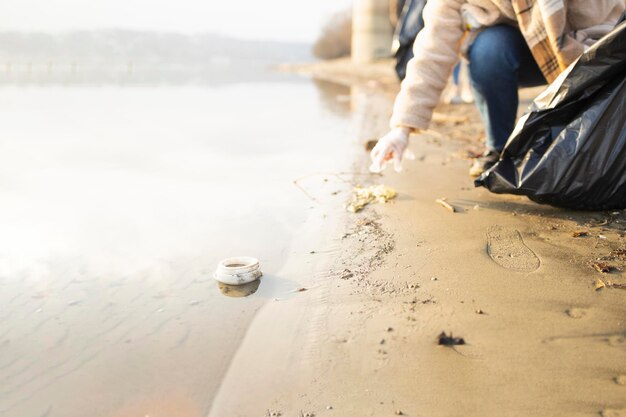 Ecologisti che puliscono l'acqua dalla plastica