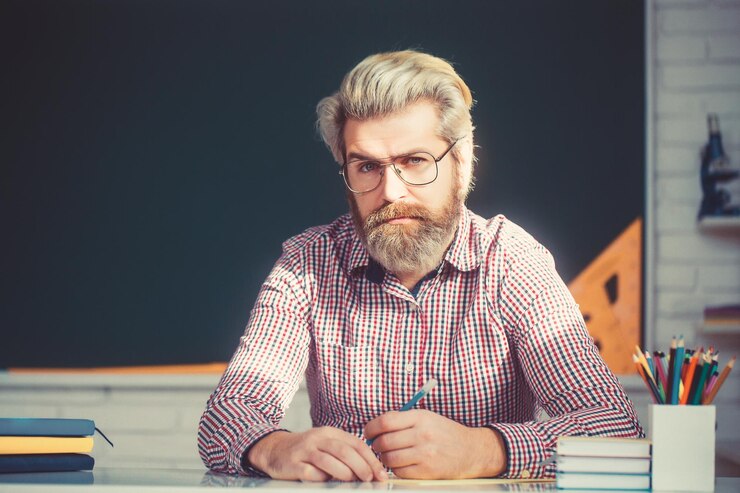 Foto econcetto di apprendimento con uno studente che tiene il suo moderno computer portatile insegnante che disegna in classe a scuola