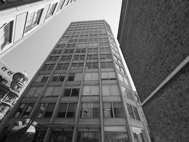 Economist Building in bw a Londra