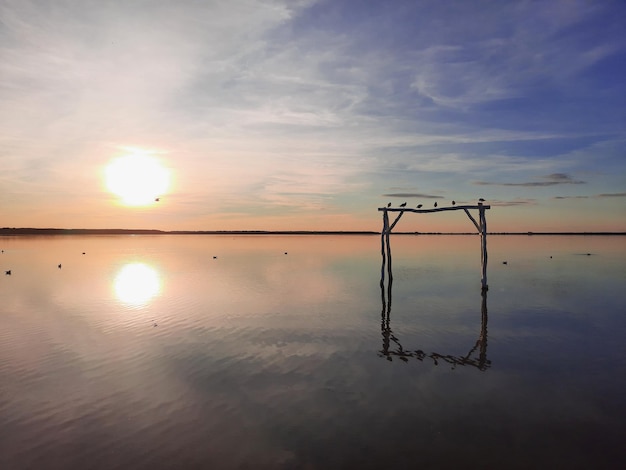 Ecoturismo dei laghi Shatsky Parco naturale nazionale di Shatsk Paesaggio del sole al tramonto sul lago