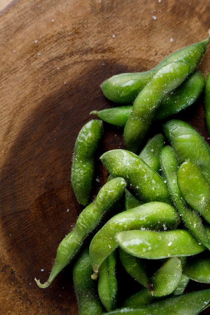 Edamame verde al sale su plettro di legno