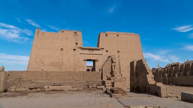 Edfu ha anche scritto Idfu e conosciuto nell'antichità come Behdet è una città egiziana Assuan in Egitto