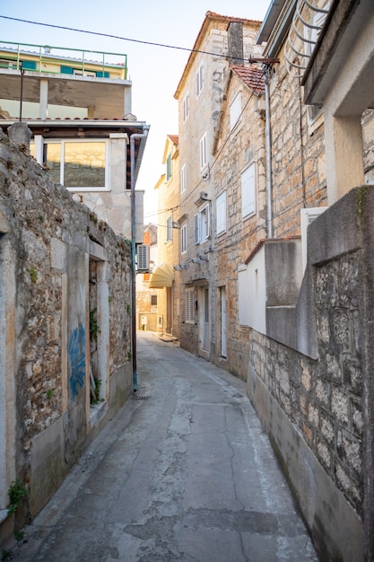 Edifici a Milna sull'isola di Brac, strada senza turisti, Dalmazia in Croazia