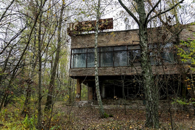 Edifici abbandonati in decomposizione dell'era sovietica nella zona di esclusione di Chernobyl Zona di radiazione