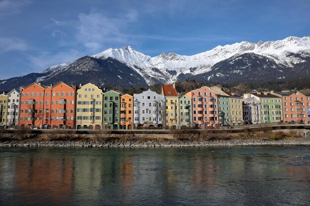 Edifici accanto alle montagne contro il cielo durante l'inverno