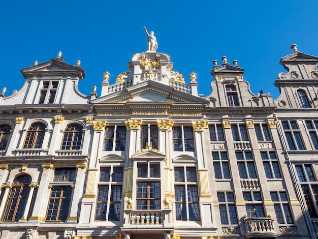 Edifici antichi e classici del patrimonio mondiale nella piazza centrale della Grand Place a Bruxelles in Belgio