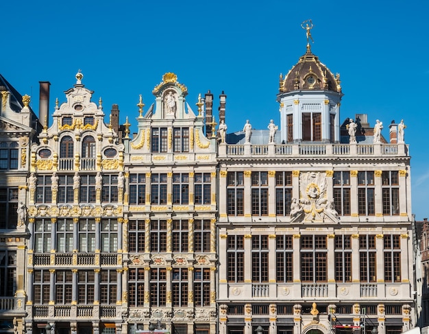 Edifici antichi e classici del patrimonio mondiale nella piazza centrale della Grand Place a Bruxelles in Belgio