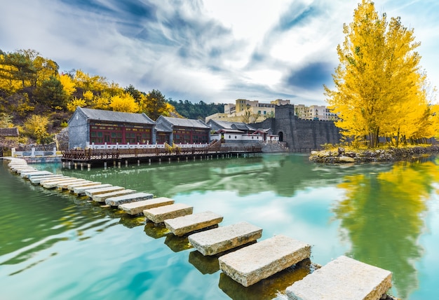 Edifici antichi e fiumi, alberi di autunno, aree turistiche, Cina