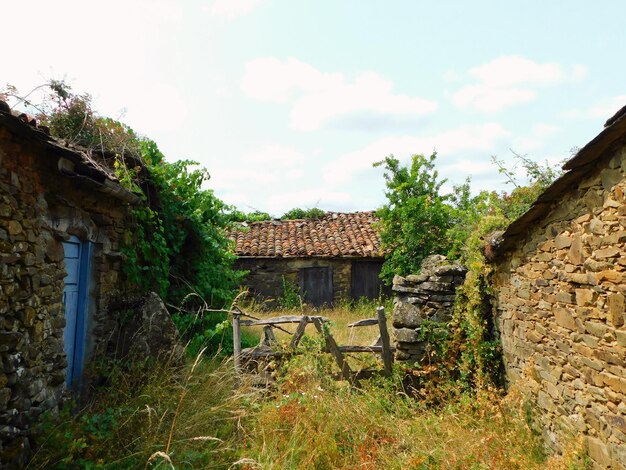 edifici antichi in paesaggi rurali in rovina