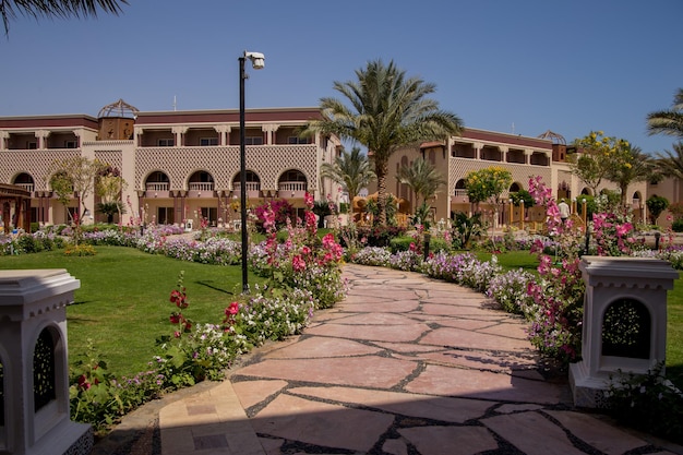 Edifici arabi con palme nell'hotel