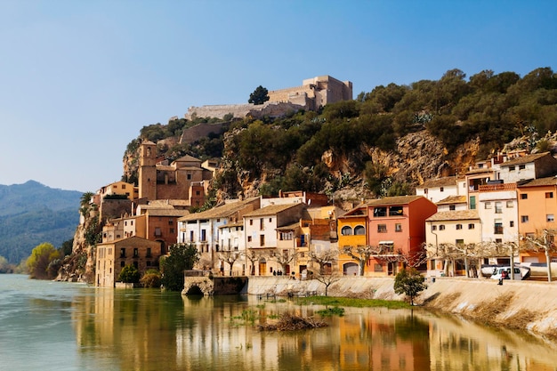 Edifici che si riflettono sul fiume Ebro