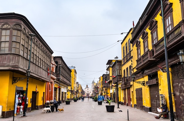 Edifici coloniali con balconi a Lima. Patrimonio mondiale dell'UNESCO in Perù