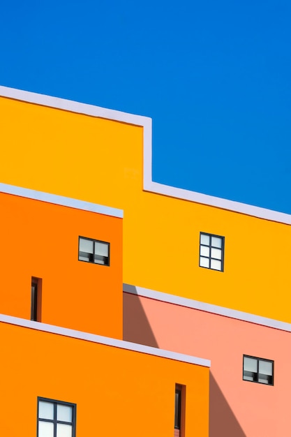 Edifici colorati contro il cielo blu chiaro in basso angolo di visione e cornice verticale