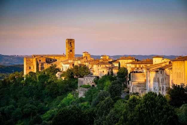 Edifici contro il cielo in città