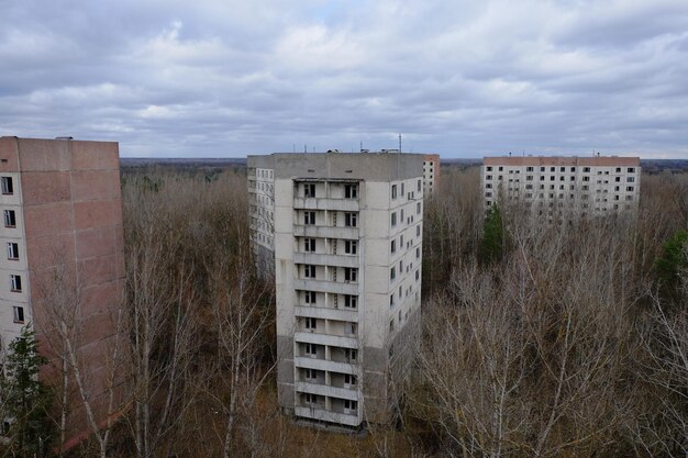 Edifici contro il cielo in città