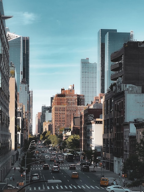 Edifici contro il cielo strada di New York City