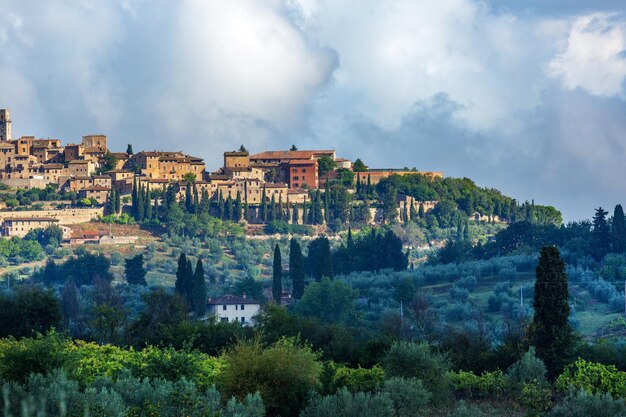 Edifici contro un cielo nuvoloso