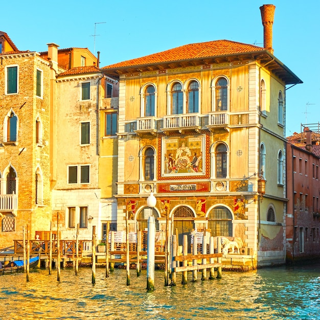 Edifici dal Canal Grande a Venezia in serata, Italy