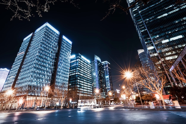 Edifici della città di Shanghai di notte e luci auto sfocate