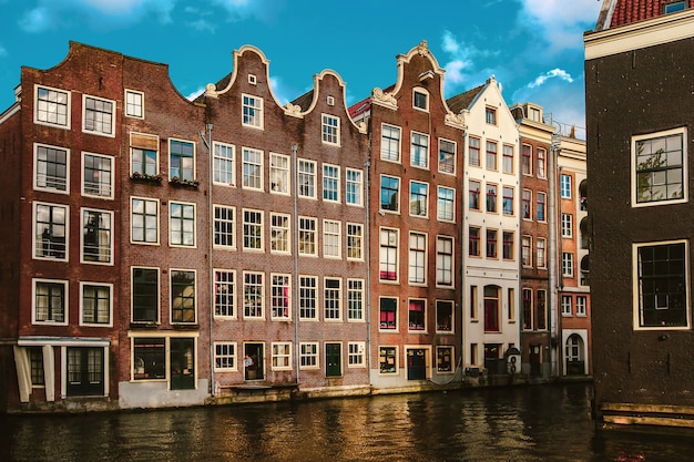 Edifici di Amsterdam sul canale, Paesi Bassi.