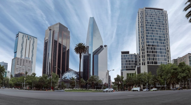 Edifici di città del messico in avenida reforma essendo nella glorieta de la palma