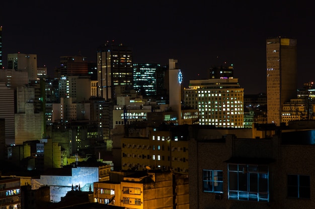 Edifici di Rio de Janeiro del centro di notte