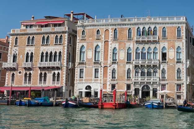 Edifici di Venezia vista soleggiata dal grande canale