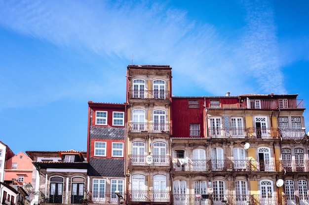 edifici e facciate di porto nel quartiere lungo il fiume la ribera