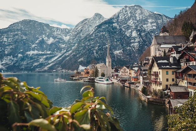 Edifici e montagne sul lago contro il cielo
