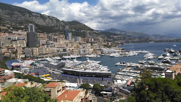 Edifici e montagne via mare