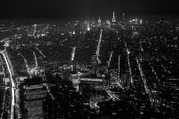 Edifici e strade della notte a New York City. Vista aerea. Bianco e nero