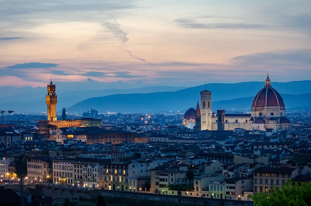 Edifici illuminati in città contro il cielo