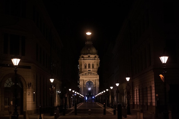 Edifici illuminati in città di notte