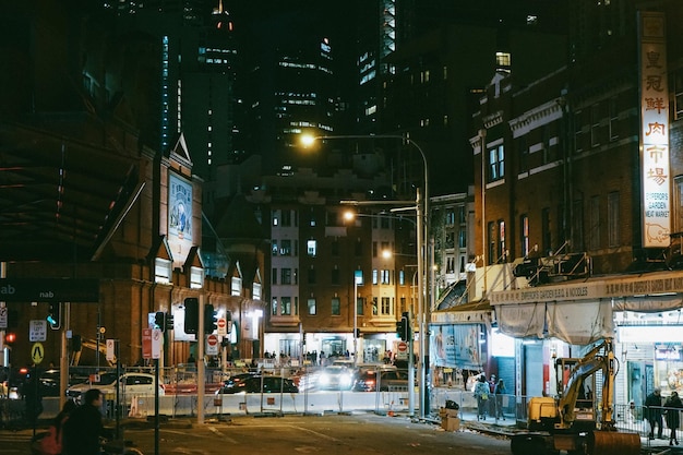 Edifici illuminati in città di notte
