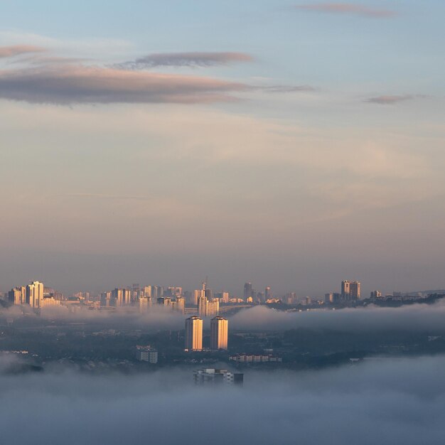 Edifici in città contro il cielo durante il tramonto