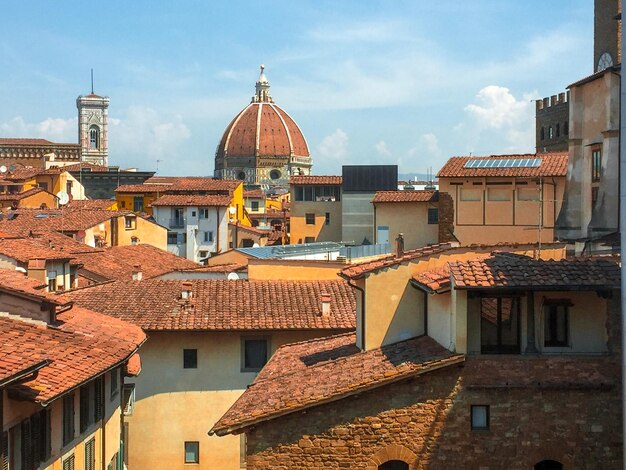 Edifici in città contro il cielo