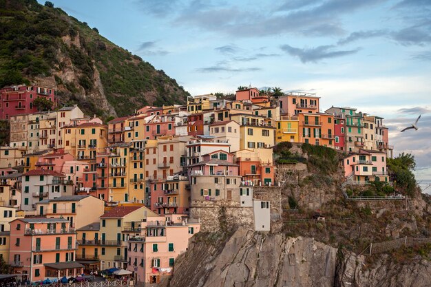 Edifici in città contro il cielo