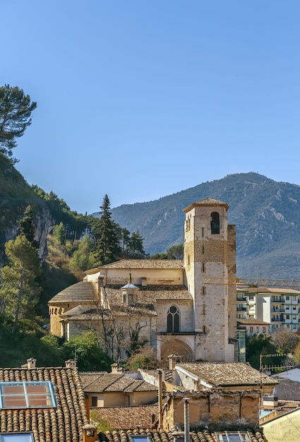 Edifici in città contro un cielo blu limpido