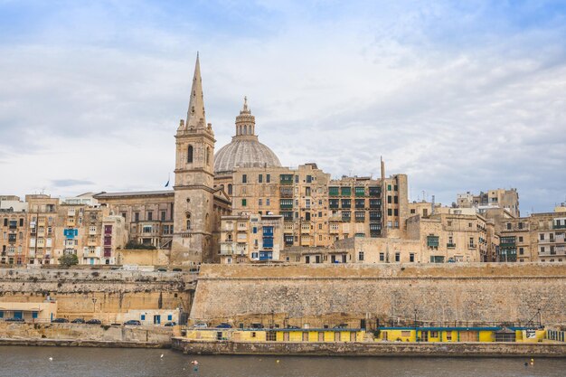 Edifici in città contro un cielo nuvoloso