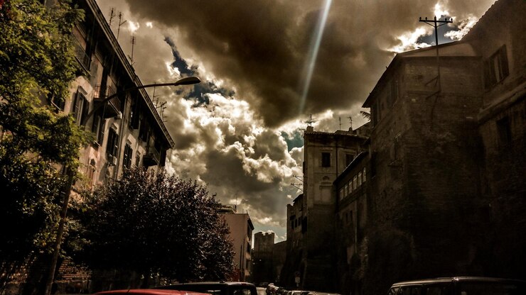 Foto edifici in città contro un cielo nuvoloso