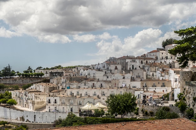 Edifici in città contro un cielo nuvoloso