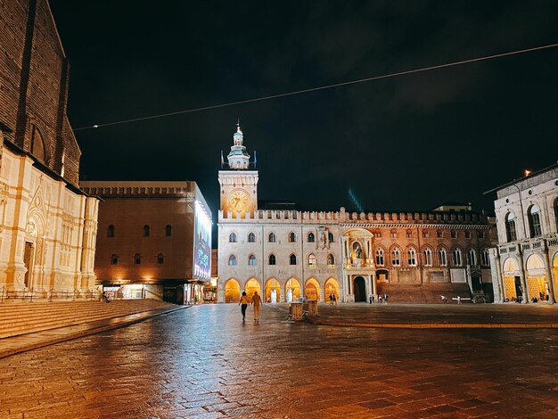 Edifici in città di notte