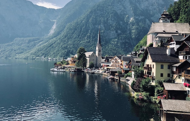 Edifici in città per lago