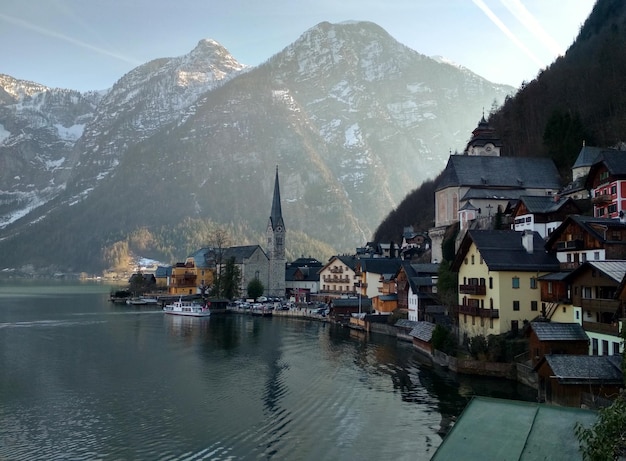 Edifici in città vicino al lago contro le montagne