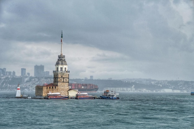 Edifici in mare contro un cielo nuvoloso